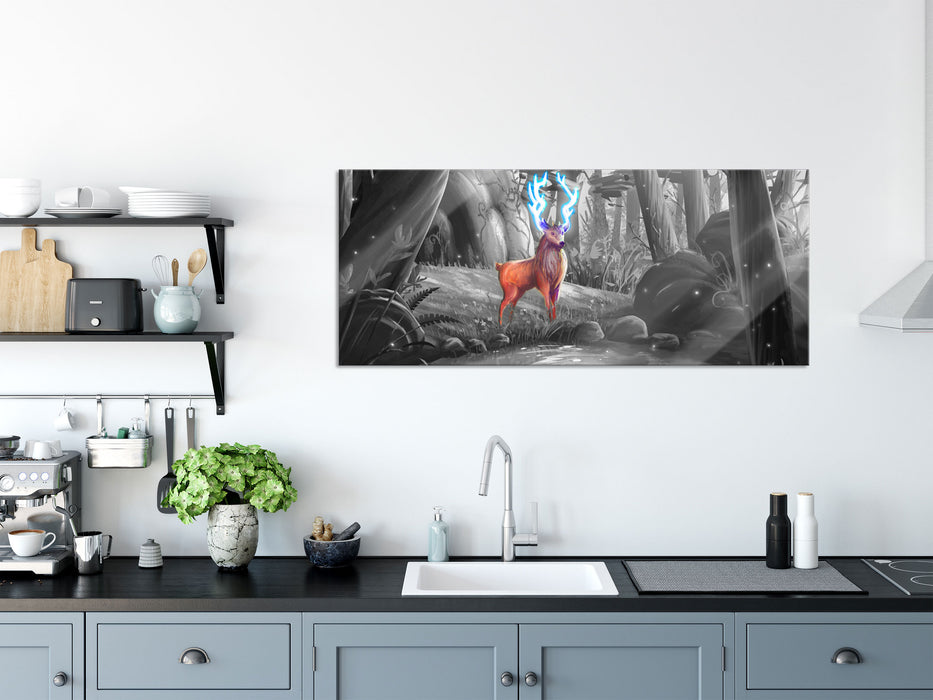 Märchenhafter Hirsch an buntem Waldsee B&W Detail, Glasbild Panorama