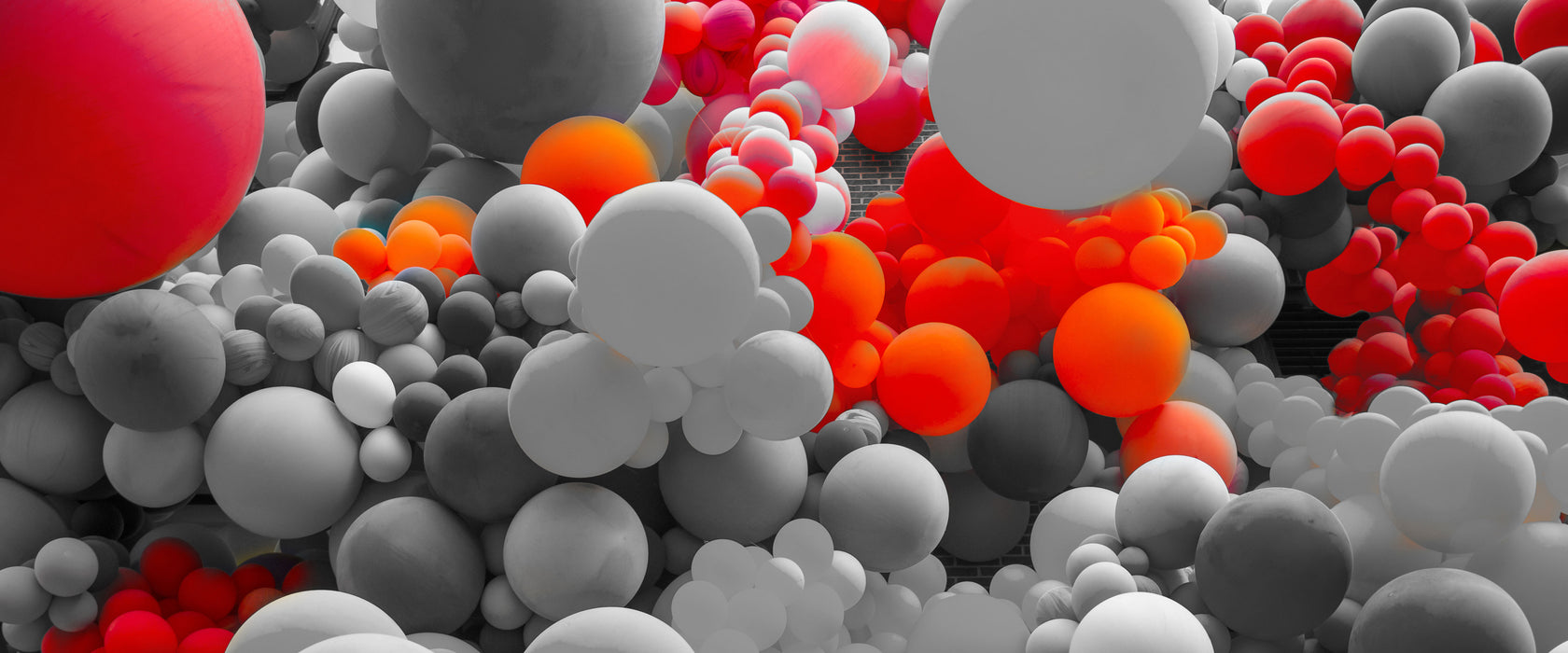 Hunderte bunte Luftballons B&W Detail, Glasbild Panorama