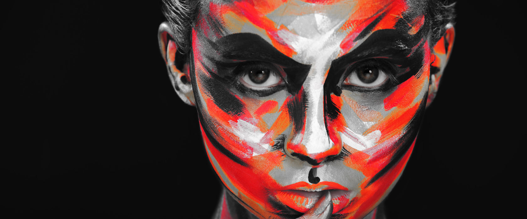 Nahaufnahme Frau mit Bodyart B&W Detail, Glasbild Panorama