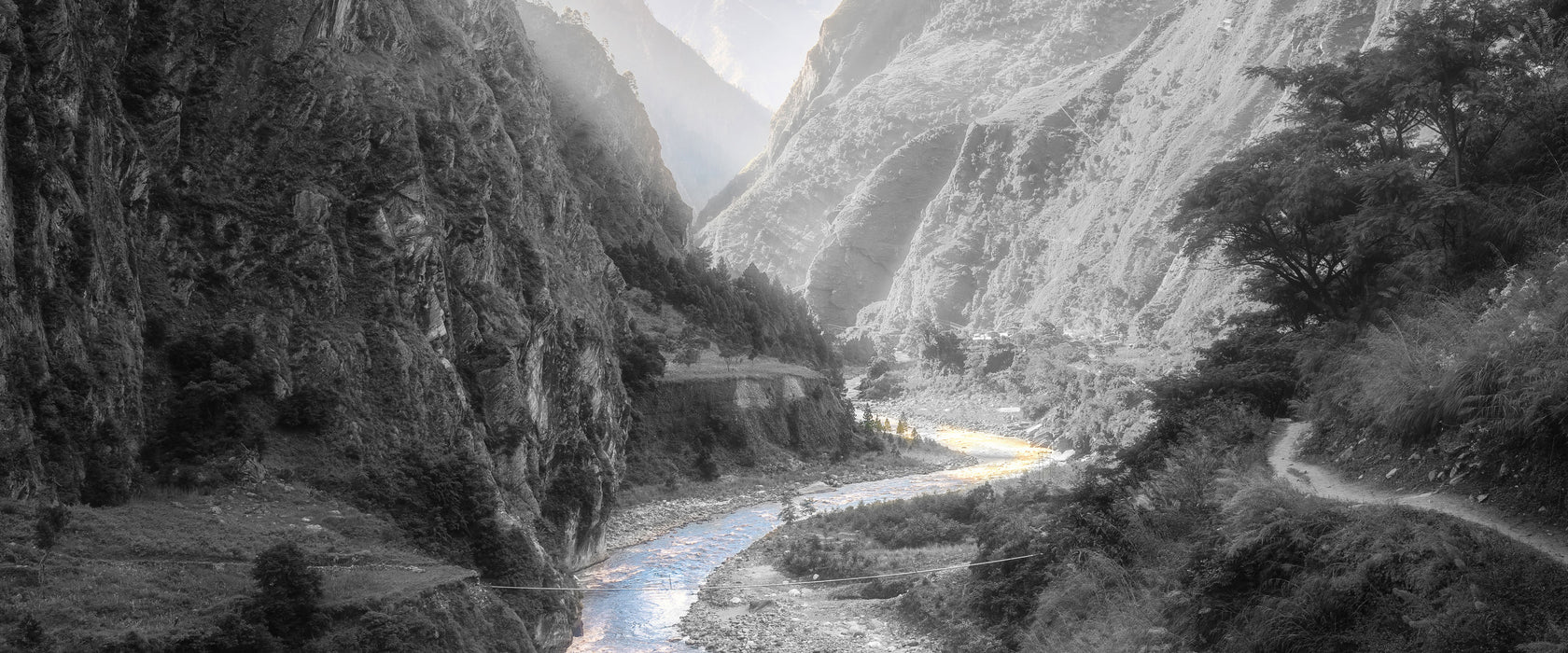 Fluss schlängelt sich durch Bergtal B&W Detail, Glasbild Panorama