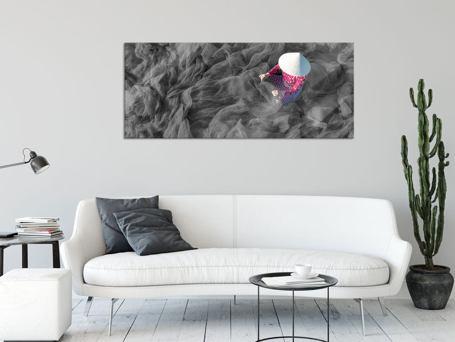 Vietnamesin repariert blaues Fischernetz B&W Detail, Glasbild Panorama