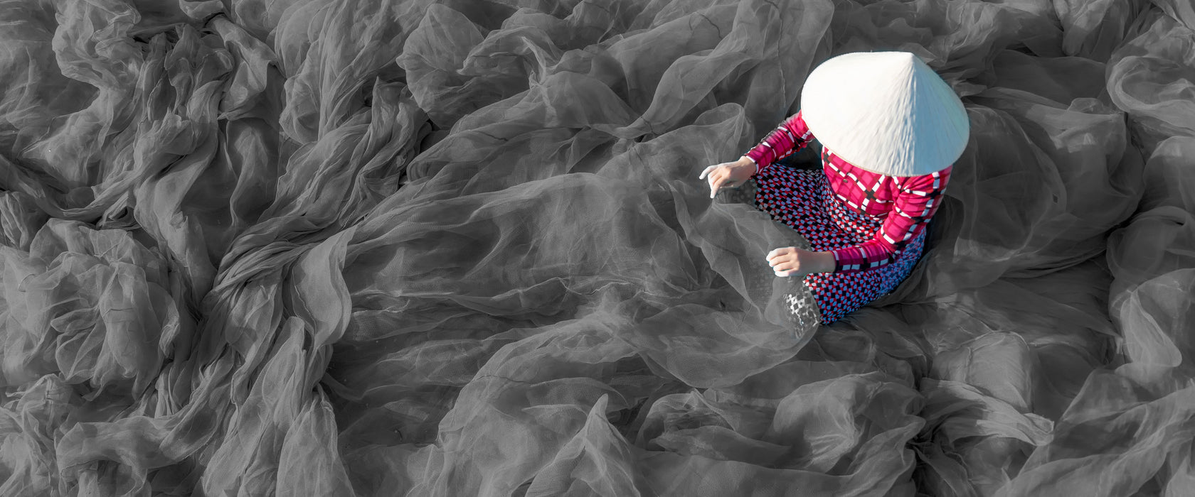 Vietnamesin repariert blaues Fischernetz B&W Detail, Glasbild Panorama