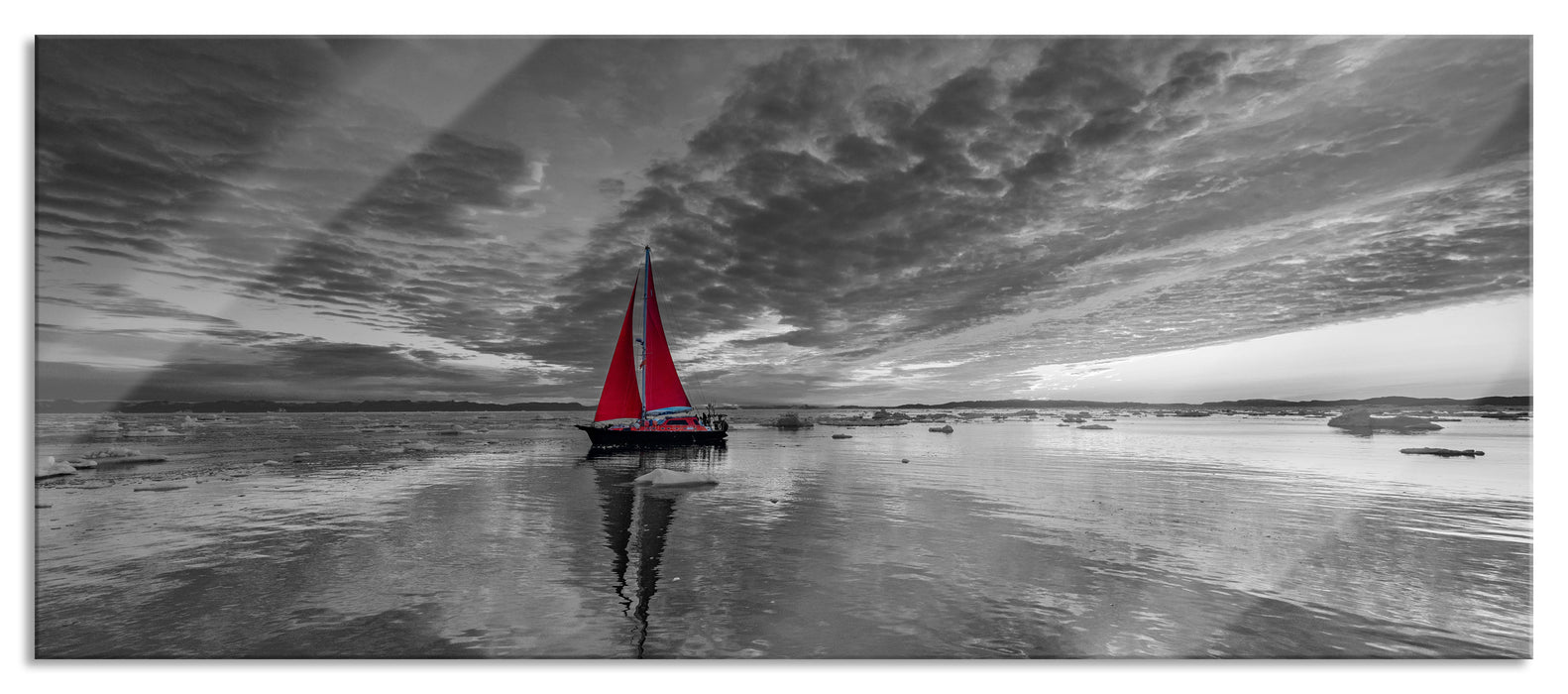 Pixxprint Einsames Segelboot in der Abenddämmerung B&W Detail, Glasbild Panorama