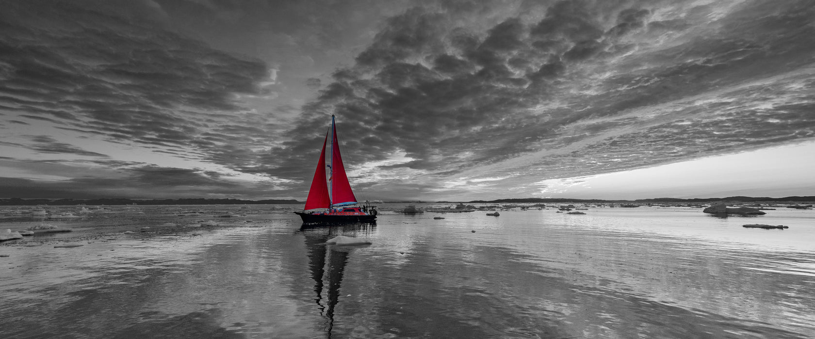 Einsames Segelboot in der Abenddämmerung B&W Detail, Glasbild Panorama