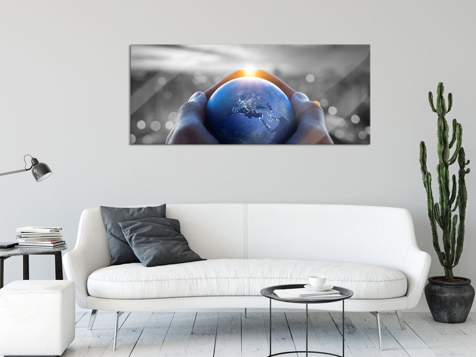 Die Erde in den Händen vor Stadt Skyline B&W Detail, Glasbild Panorama