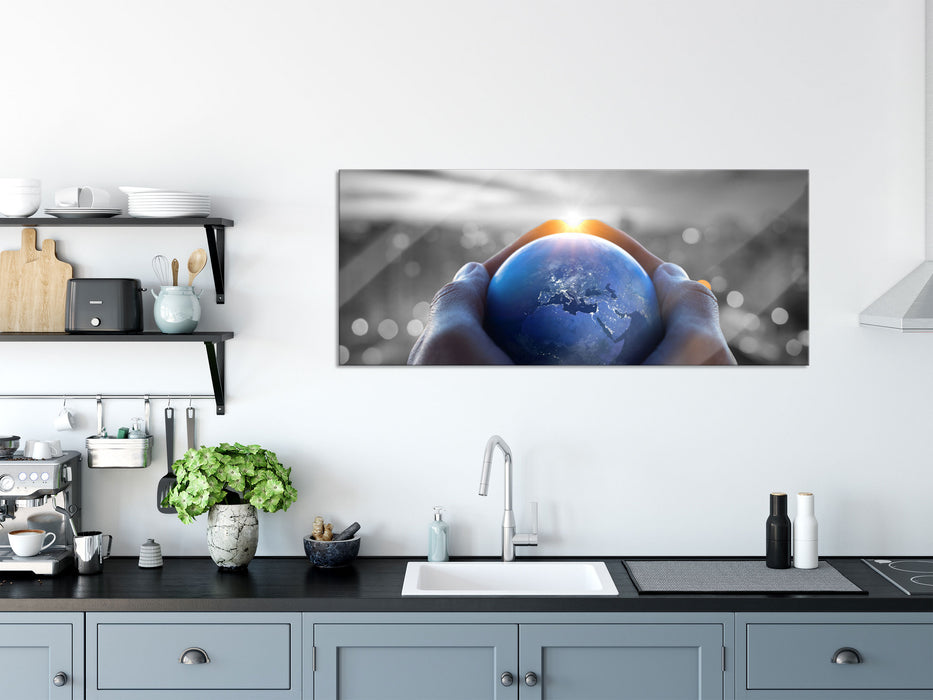 Die Erde in den Händen vor Stadt Skyline B&W Detail, Glasbild Panorama