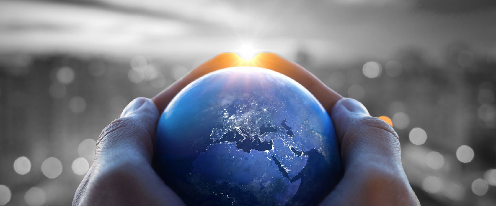 Die Erde in den Händen vor Stadt Skyline B&W Detail, Glasbild Panorama