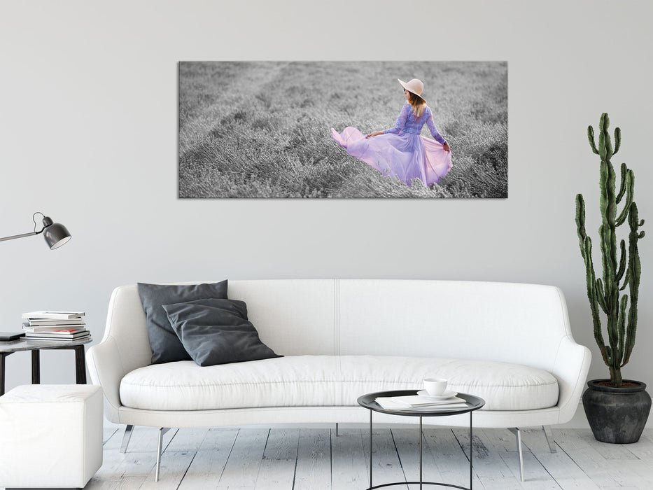 Frau im Kleid läuft durch Lavendelfeld B&W Detail, Glasbild Panorama