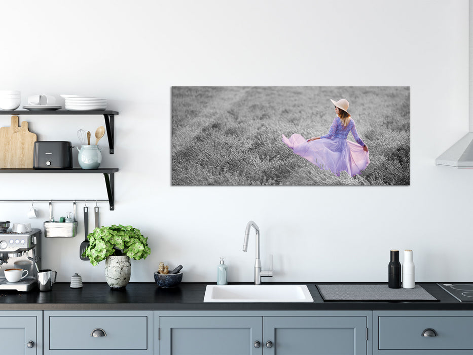 Frau im Kleid läuft durch Lavendelfeld B&W Detail, Glasbild Panorama