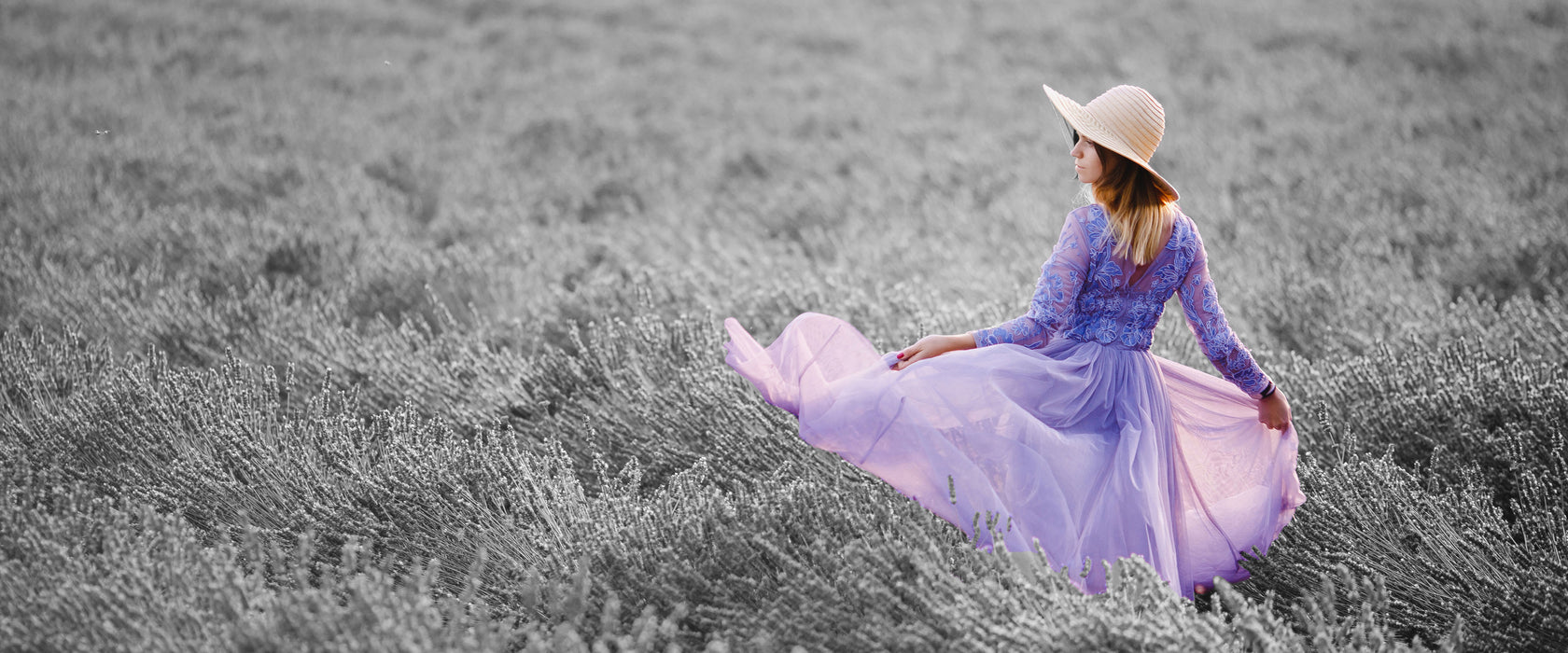 Frau im Kleid läuft durch Lavendelfeld B&W Detail, Glasbild Panorama