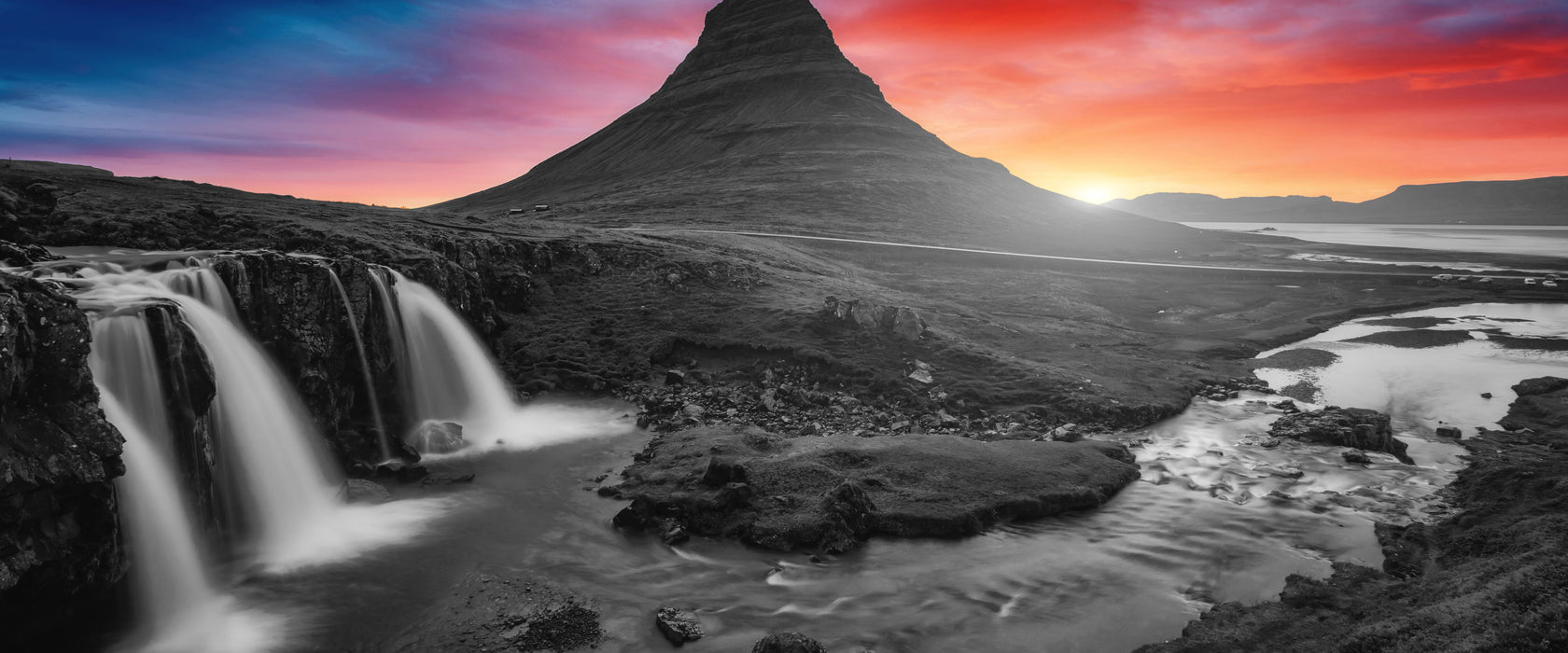 Kirkjufell Vulkan im Sonnenuntergang B&W Detail, Glasbild Panorama