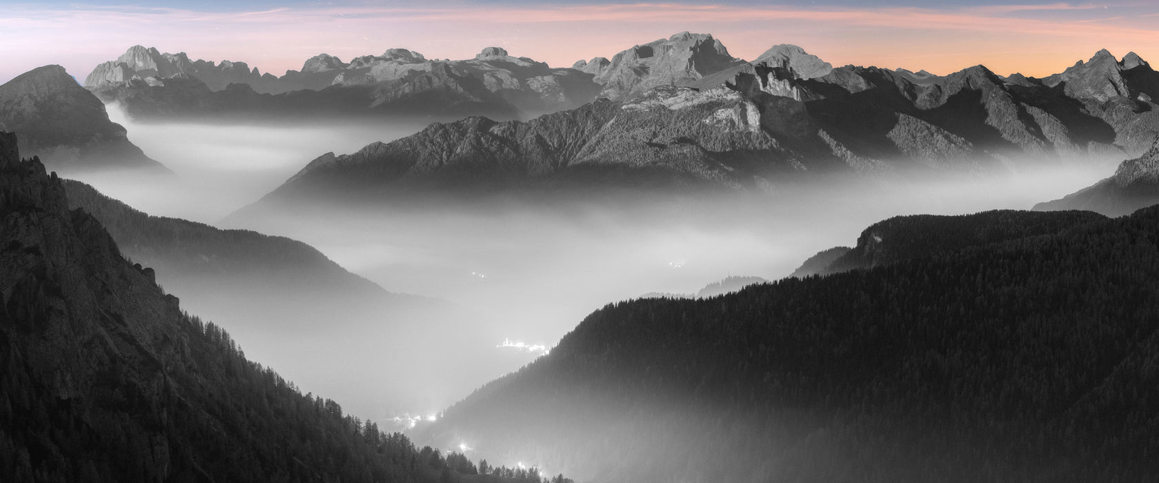 Leuchtender Nebel in Bergtälern B&W Detail, Glasbild Panorama