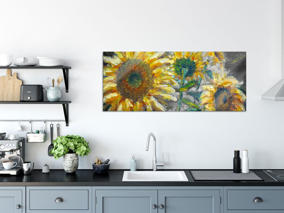 Sonnenblumen vor blauem Hintergrund B&W Detail, Glasbild Panorama