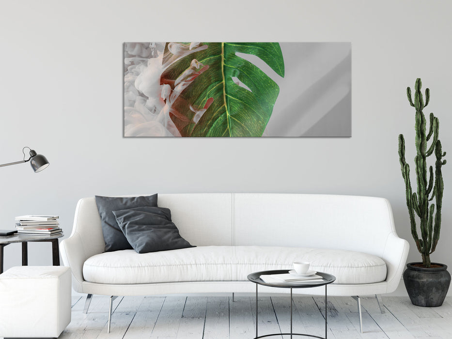 Monstera Blatt mit Pastelwolke B&W Detail, Glasbild Panorama