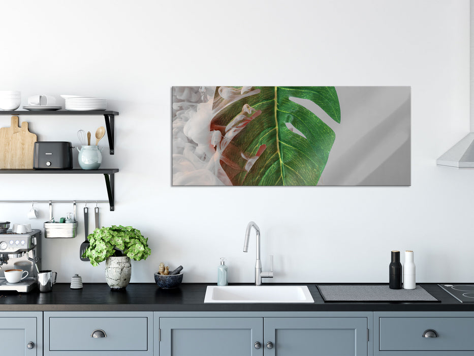 Monstera Blatt mit Pastelwolke B&W Detail, Glasbild Panorama