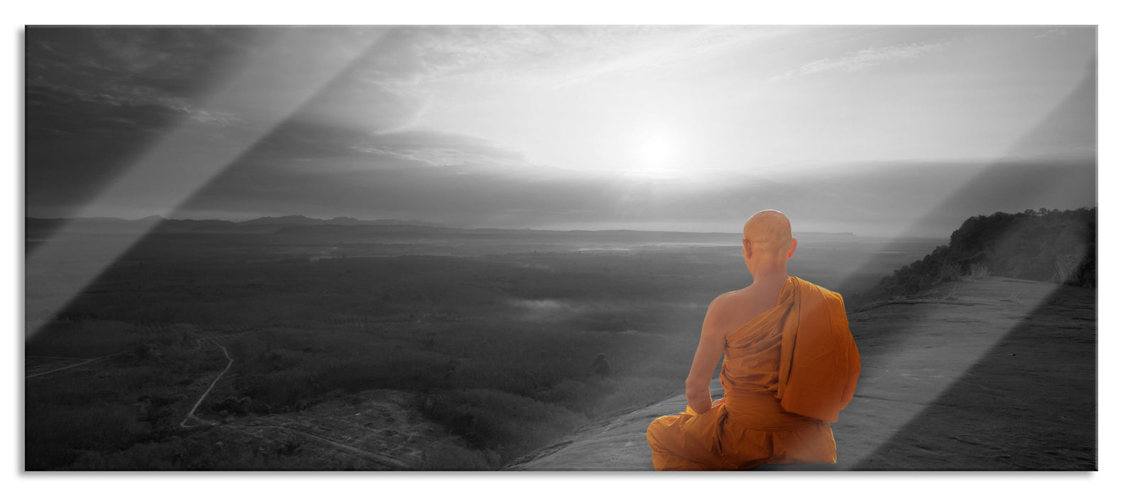Mönch meditiert auf Felsvorsprung B&W Detail, Glasbild Panorama