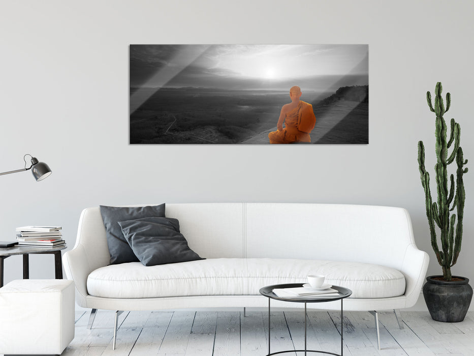 Mönch meditiert auf Felsvorsprung B&W Detail, Glasbild Panorama