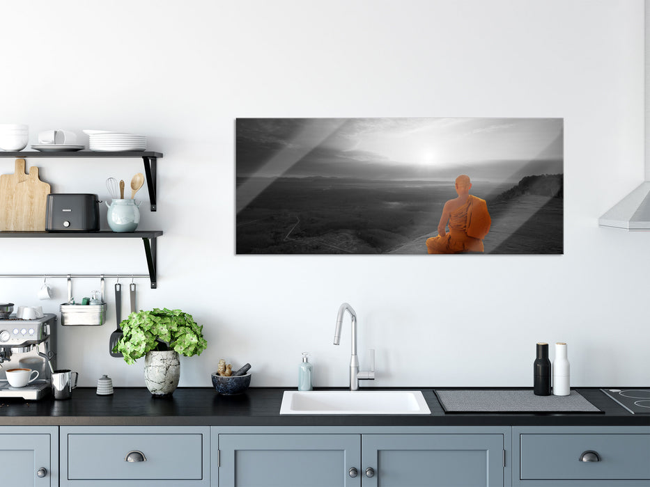 Mönch meditiert auf Felsvorsprung B&W Detail, Glasbild Panorama
