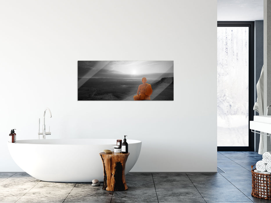 Mönch meditiert auf Felsvorsprung B&W Detail, Glasbild Panorama