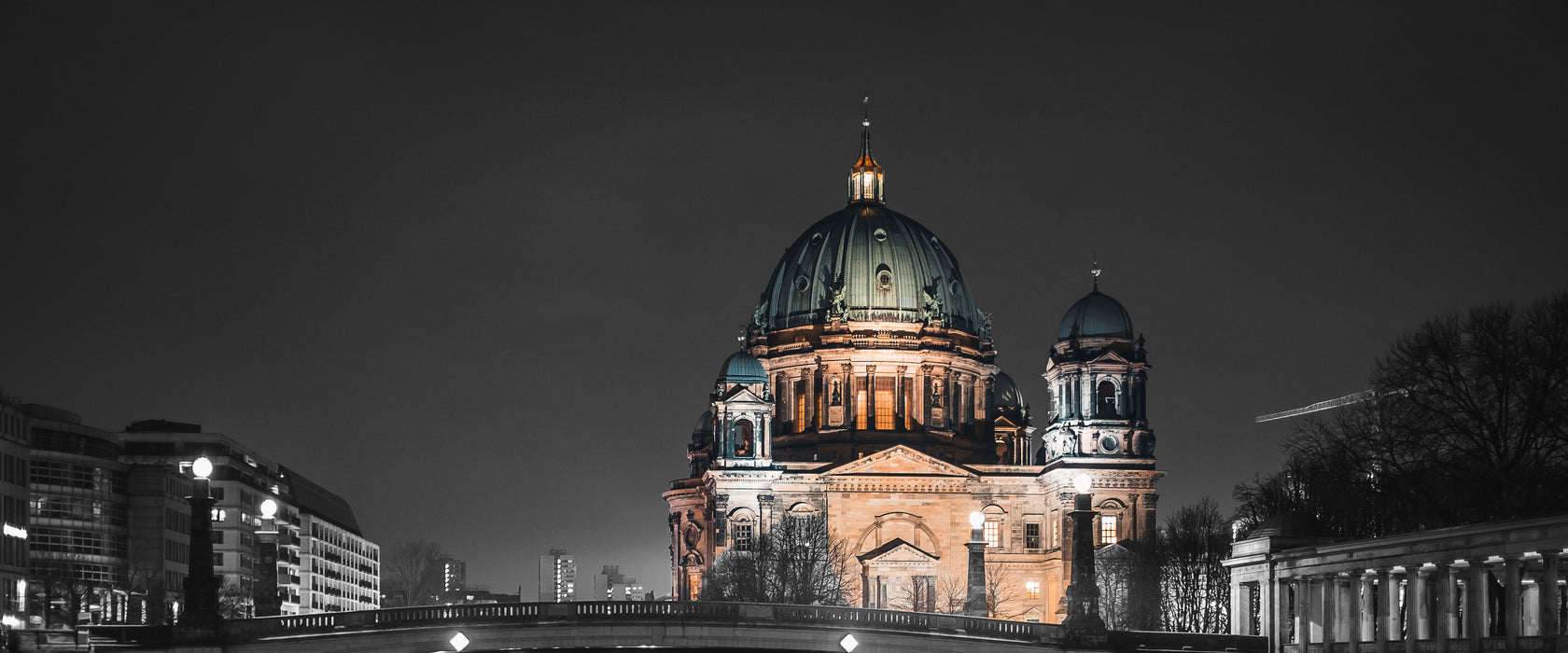 Berliner Dom an der Spree bei Nacht B&W Detail, Glasbild Panorama