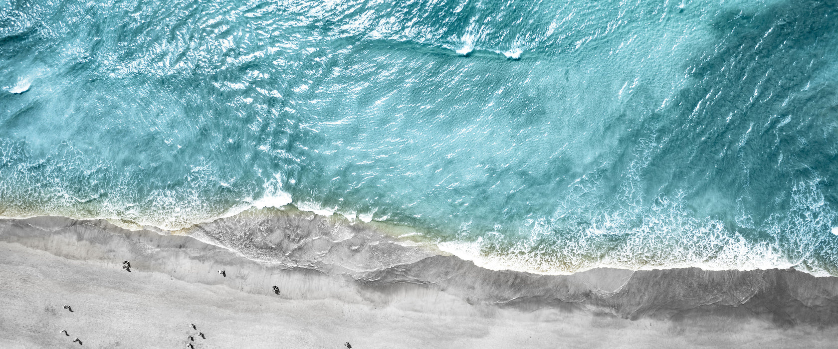 Luftaufnahme von türkisem Meer am Strand B&W Detail, Glasbild Panorama