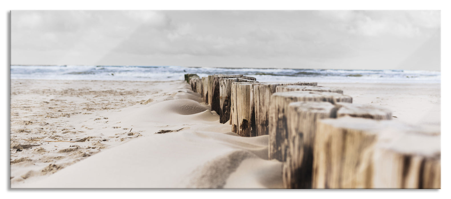 Nahaufnahme Steg aus Holzpföcken am Meer B&W Detail, Glasbild Panorama