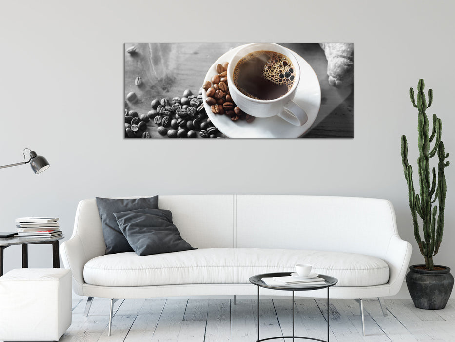 Tasse Kaffee mit Bohnen und Croissant B&W Detail, Glasbild Panorama