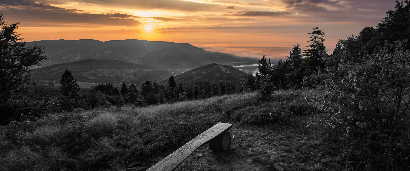 Bank auf Berggipfel bei Sonnenuntergang B&W Detail, Glasbild Panorama