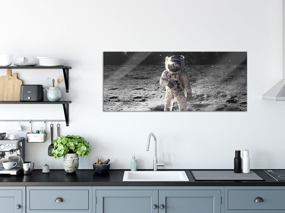 Einsamer Astronaut auf dem Mond B&W Detail, Glasbild Panorama