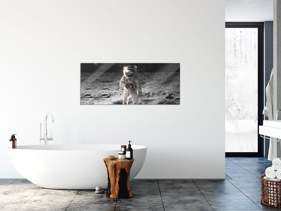 Einsamer Astronaut auf dem Mond B&W Detail, Glasbild Panorama