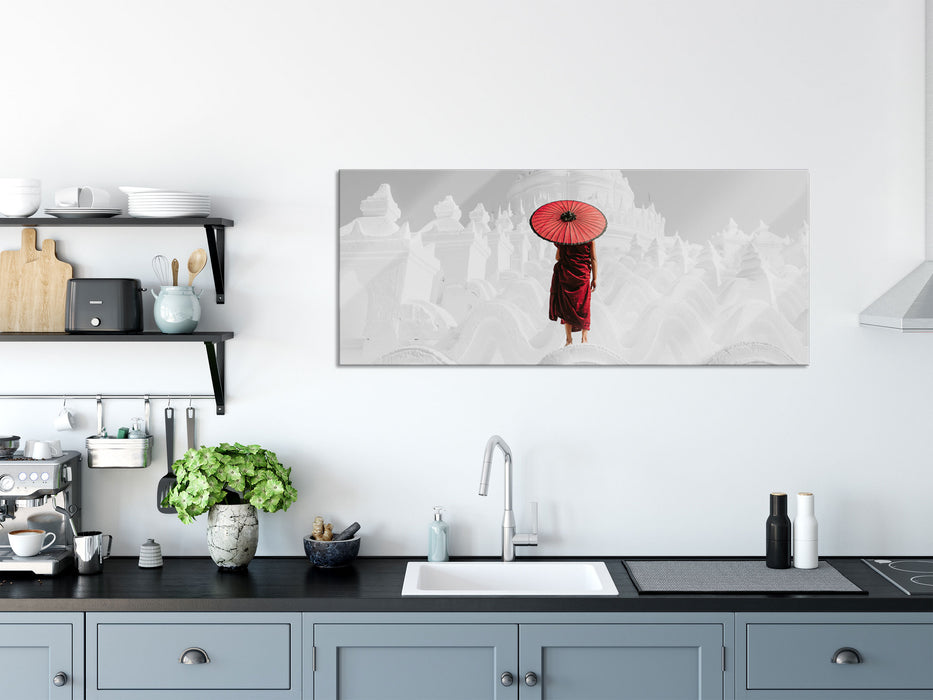 Mönch in rotem Gewand vor weißem Tempel B&W Detail, Glasbild Panorama