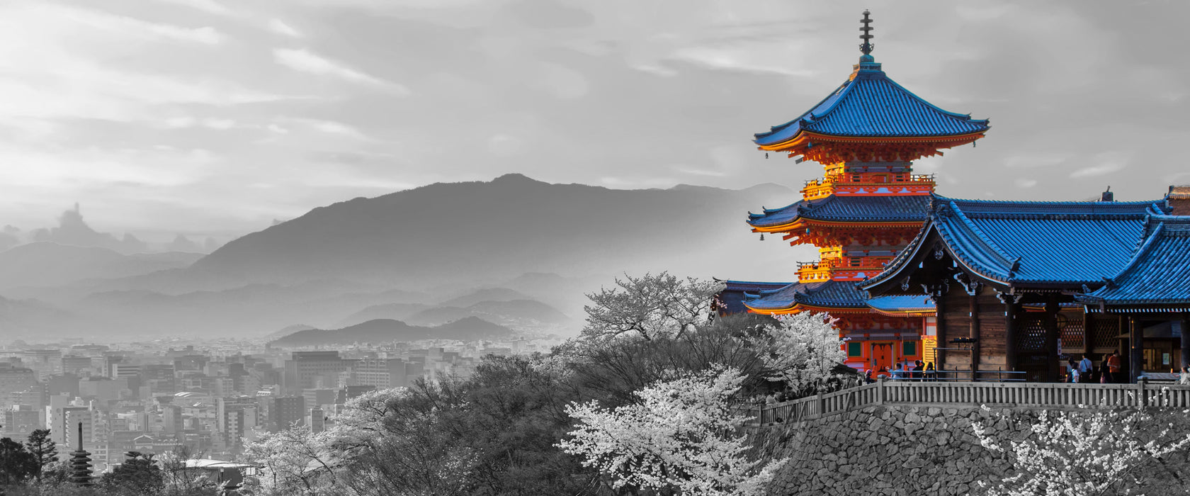 Japanischer Tempel vor nebeliger Stadt B&W Detail, Glasbild Panorama