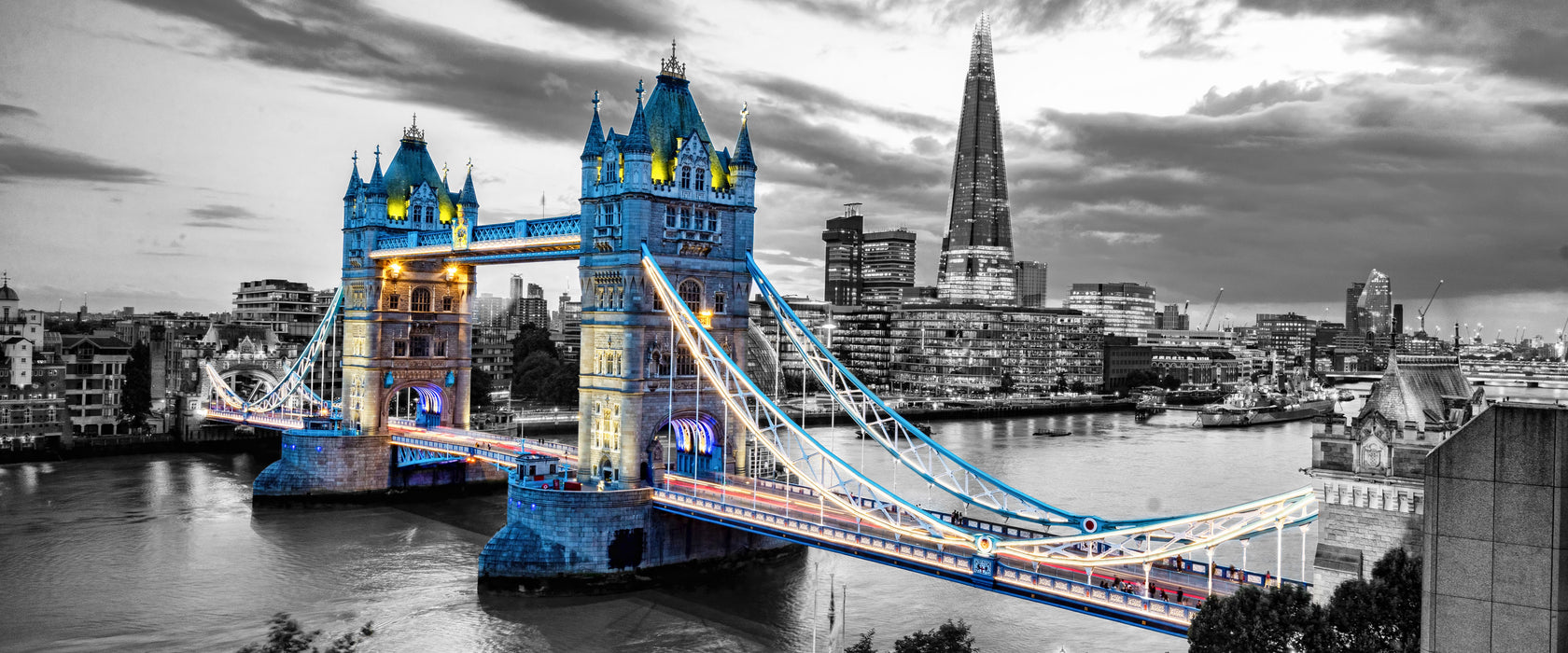 Beleuchtete Tower Bridge am Abend B&W Detail, Glasbild Panorama