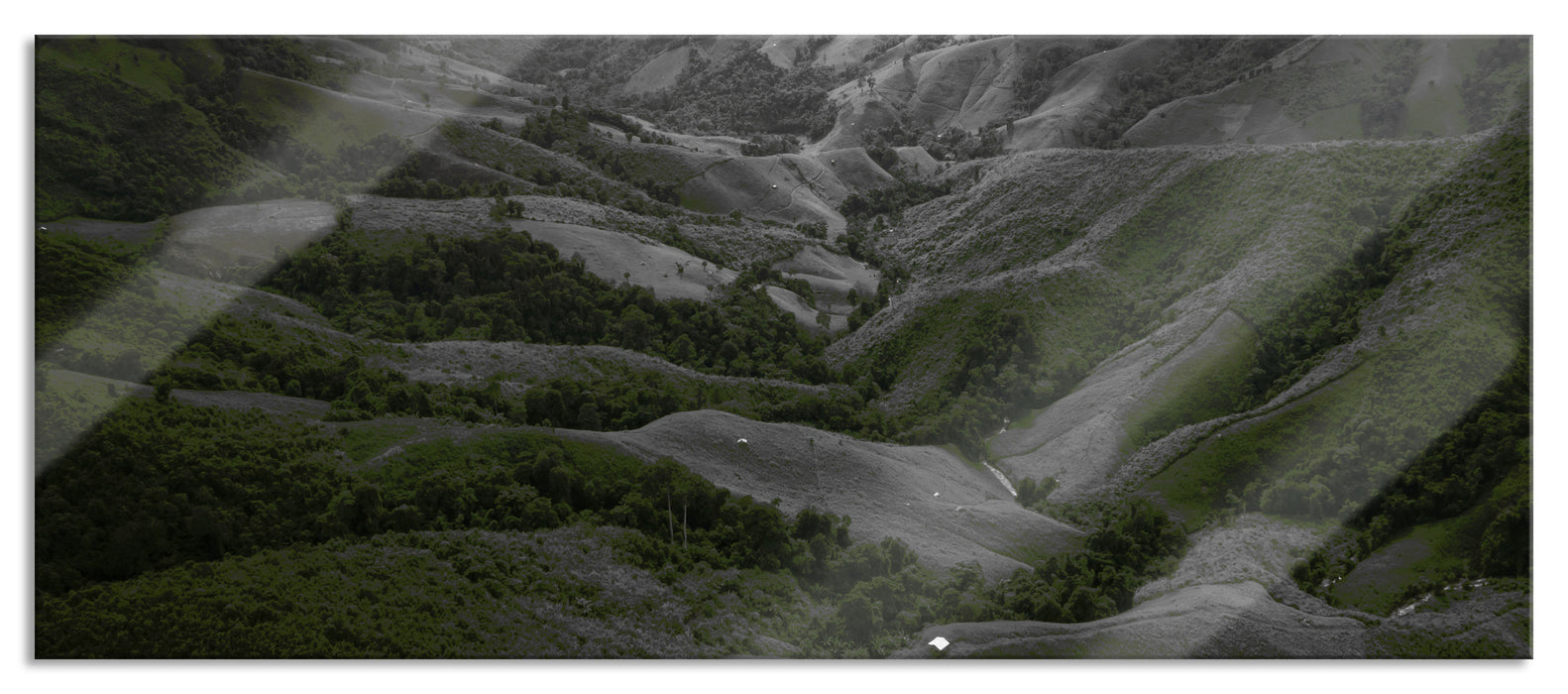 Pixxprint Grüne Berglandschaft in Thailand B&W Detail, Glasbild Panorama