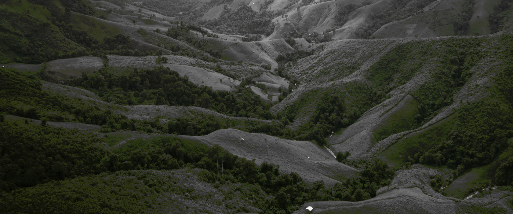 Grüne Berglandschaft in Thailand B&W Detail, Glasbild Panorama