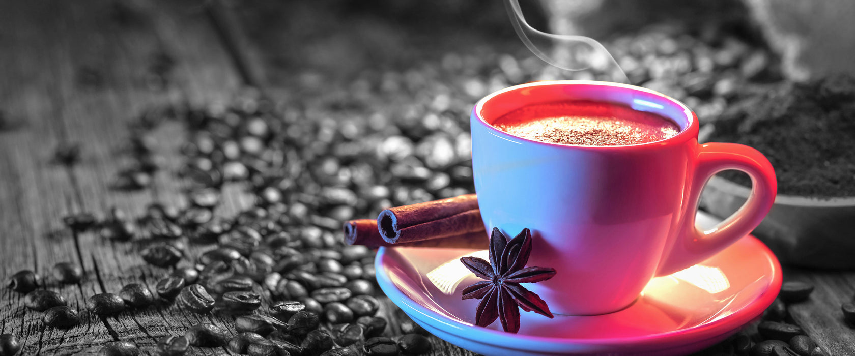 Kaffeetasse mit Bohnen auf Holztisch B&W Detail, Glasbild Panorama