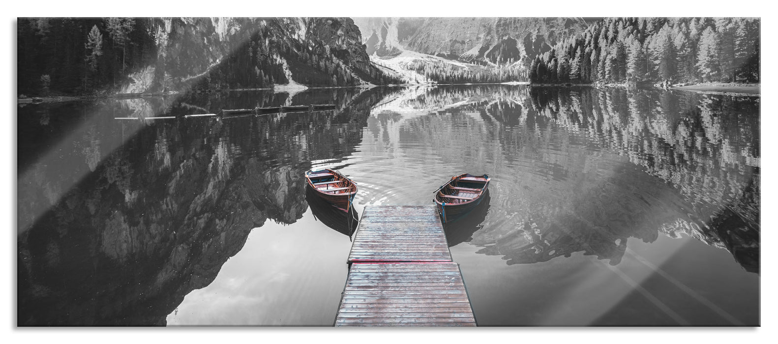 Pixxprint Boote am Steg des Pragser Wildsee B&W Detail, Glasbild Panorama