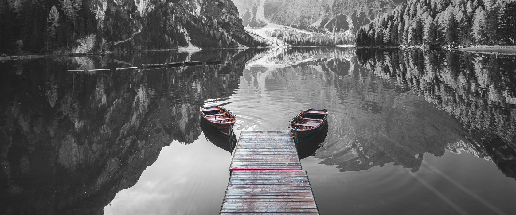 Boote am Steg des Pragser Wildsee B&W Detail, Glasbild Panorama