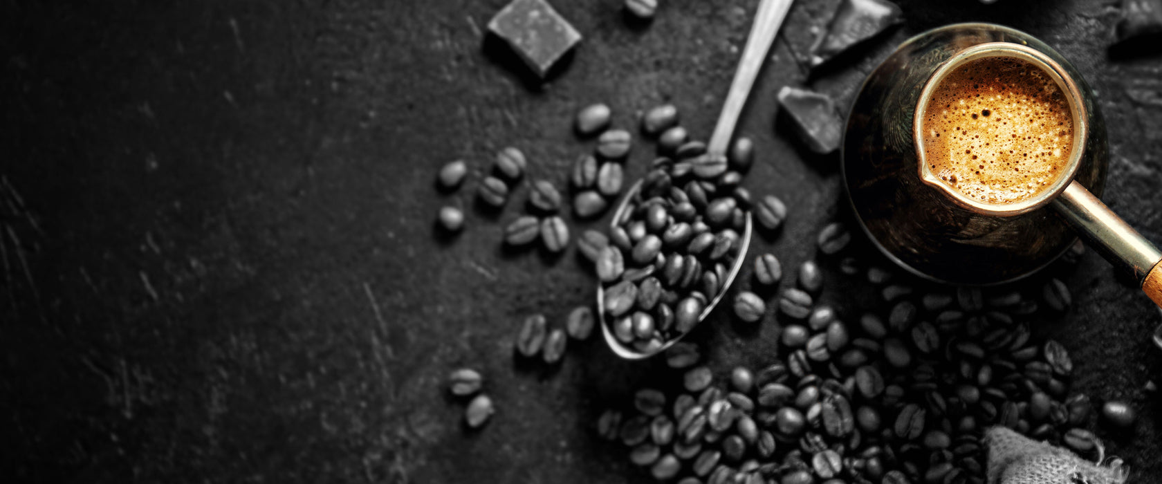 Kaffeebohnen und Schokolade von oben B&W Detail, Glasbild Panorama