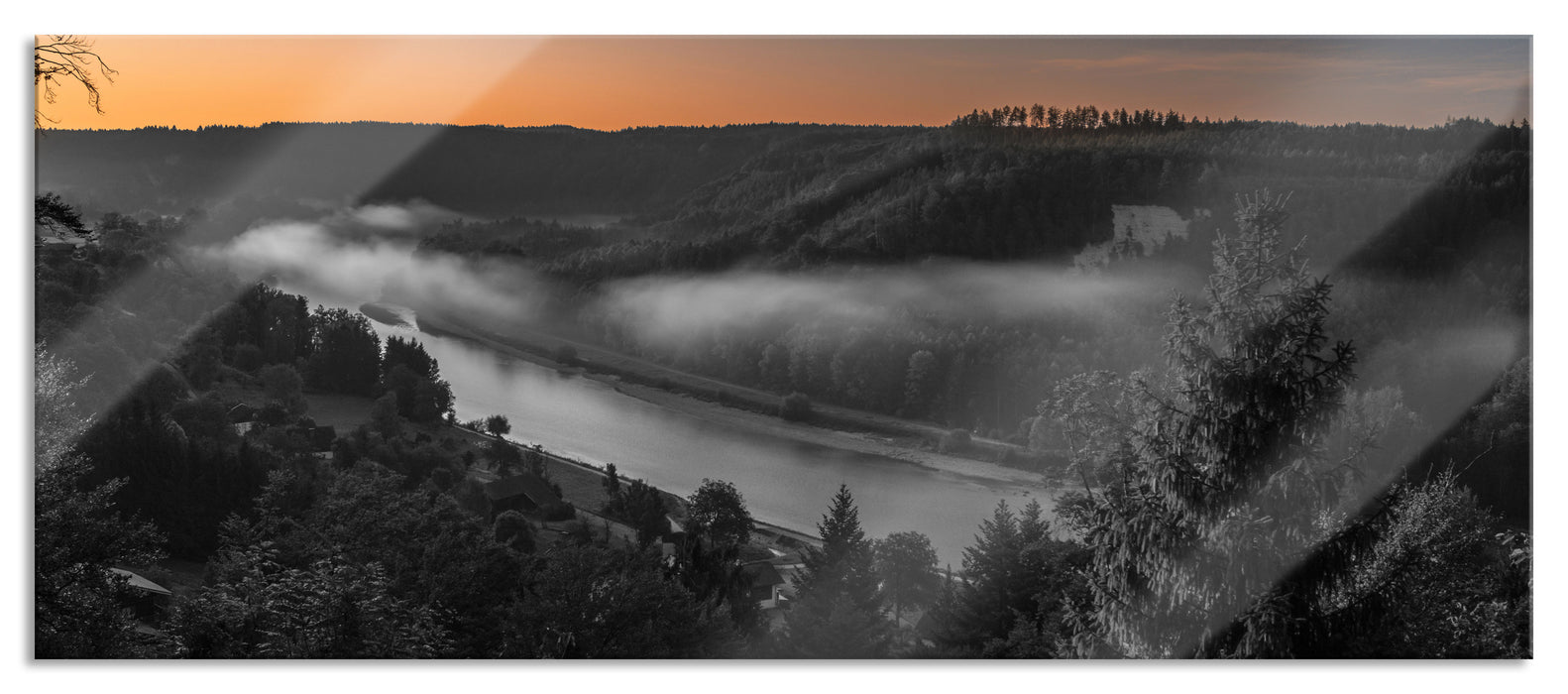 Pixxprint Nebel über Fluss in Waldlandschaft B&W Detail, Glasbild Panorama