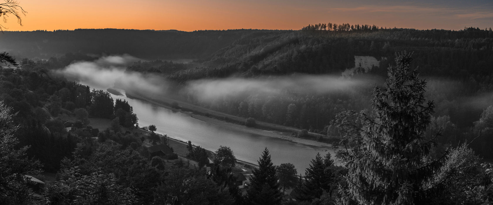 Nebel über Fluss in Waldlandschaft B&W Detail, Glasbild Panorama