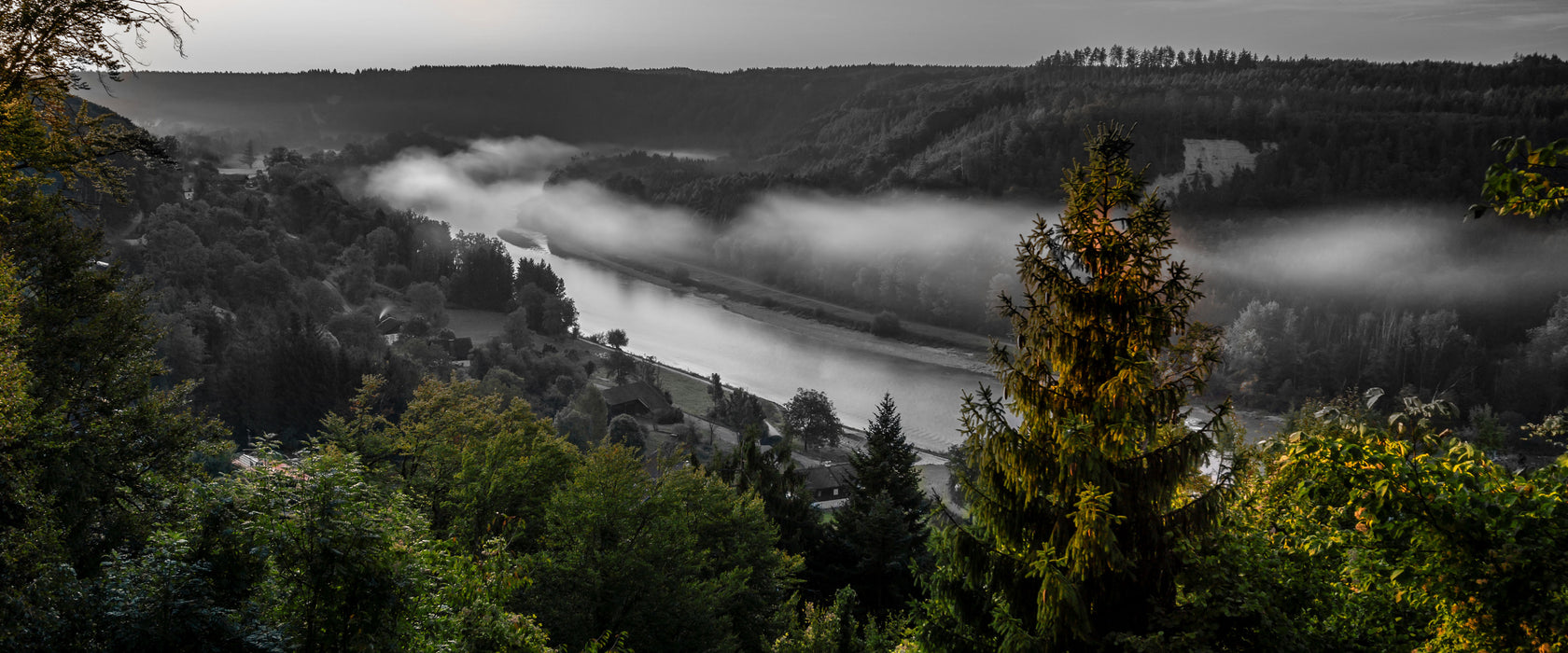 Nebel über Fluss bei Sonnenaufgang B&W Detail, Glasbild Panorama