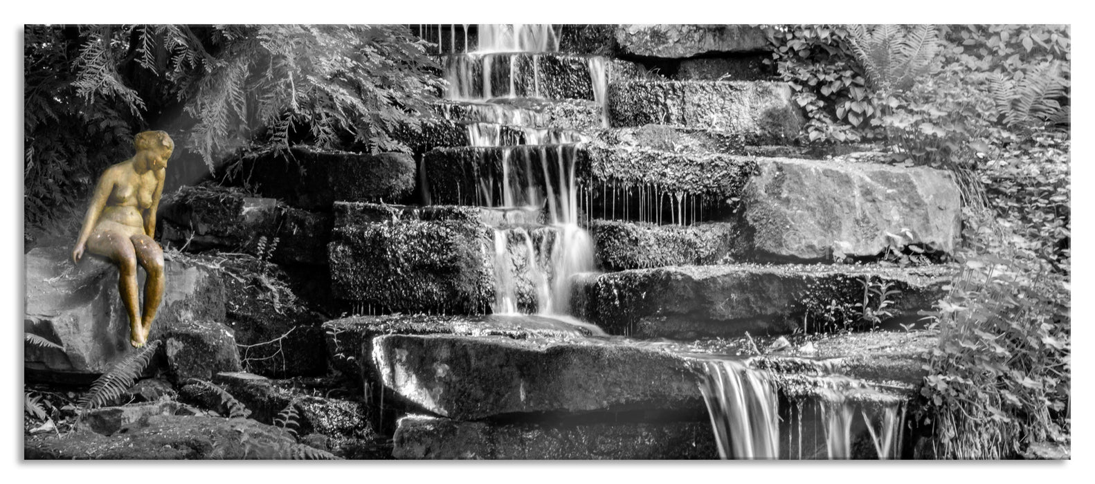 Pixxprint Kleiner Wasserfall über Steinplatten B&W Detail, Glasbild Panorama