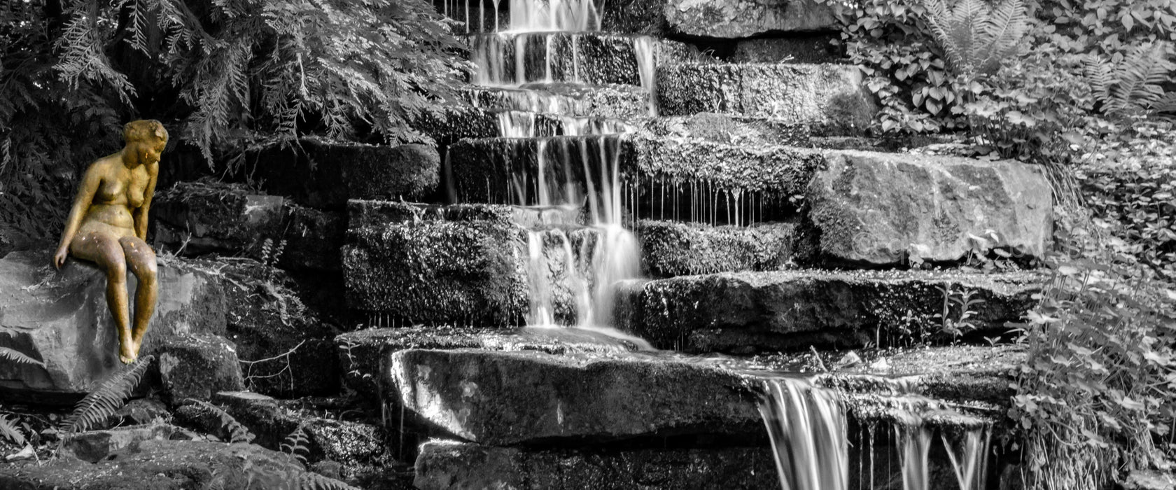 Kleiner Wasserfall über Steinplatten B&W Detail, Glasbild Panorama