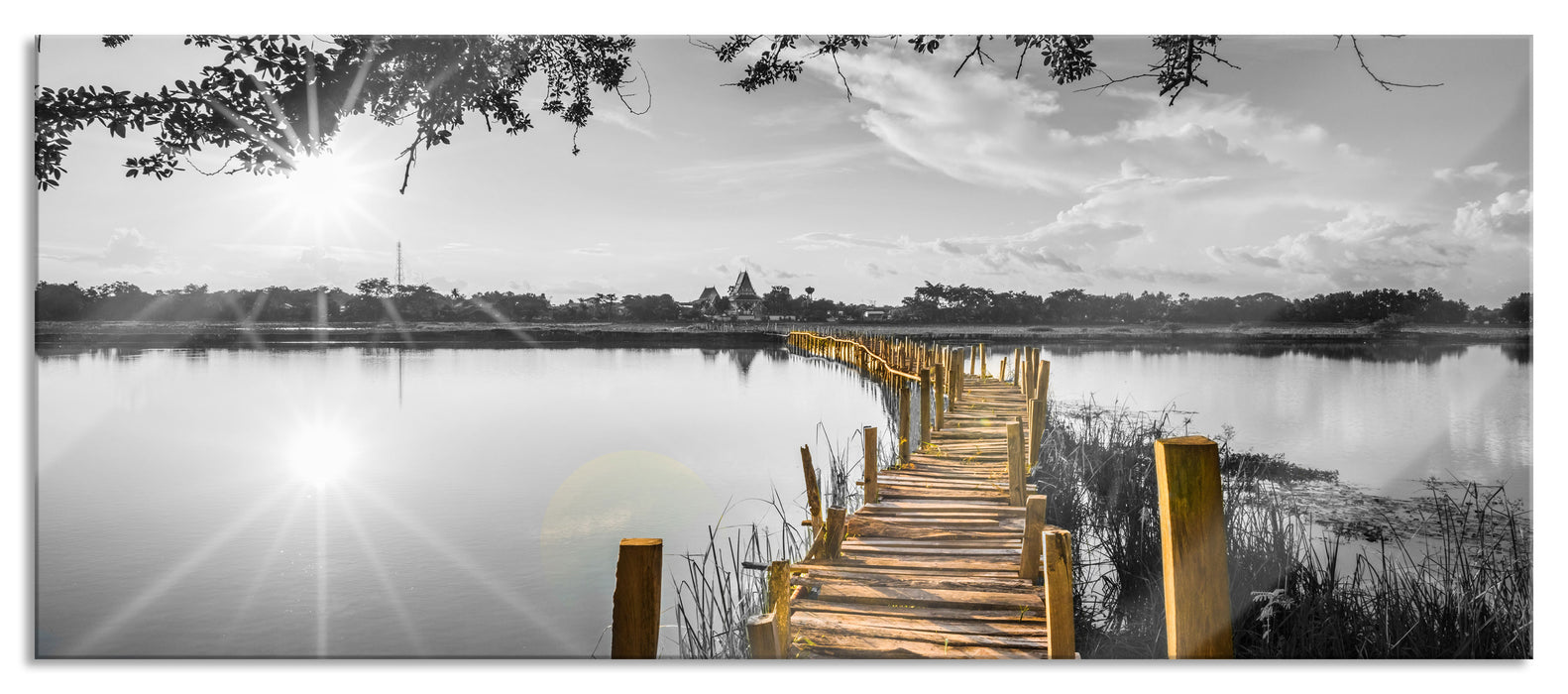 Pixxprint Holzbrücke über Natursee im Sommer B&W Detail, Glasbild Panorama