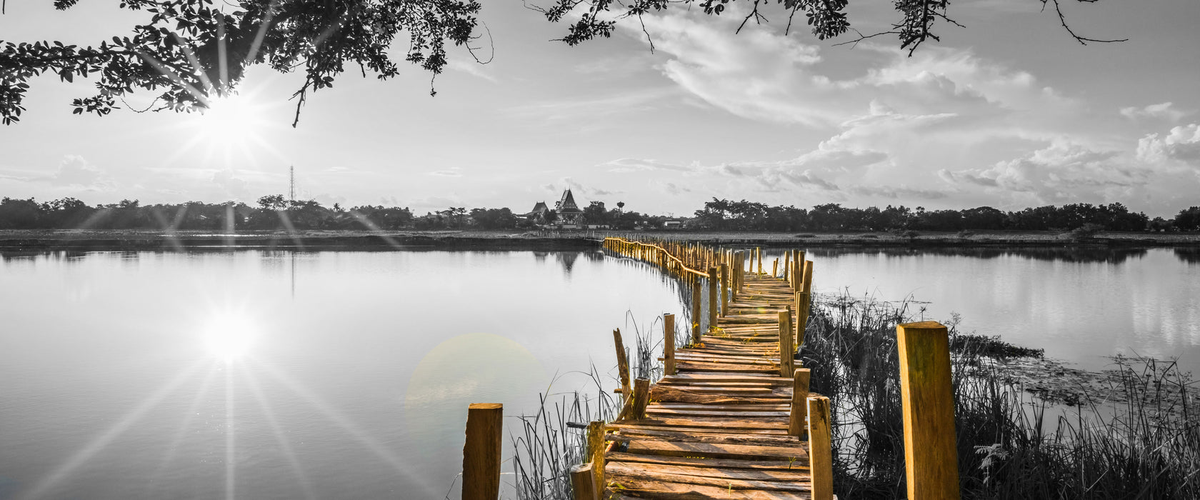 Holzbrücke über Natursee im Sommer B&W Detail, Glasbild Panorama