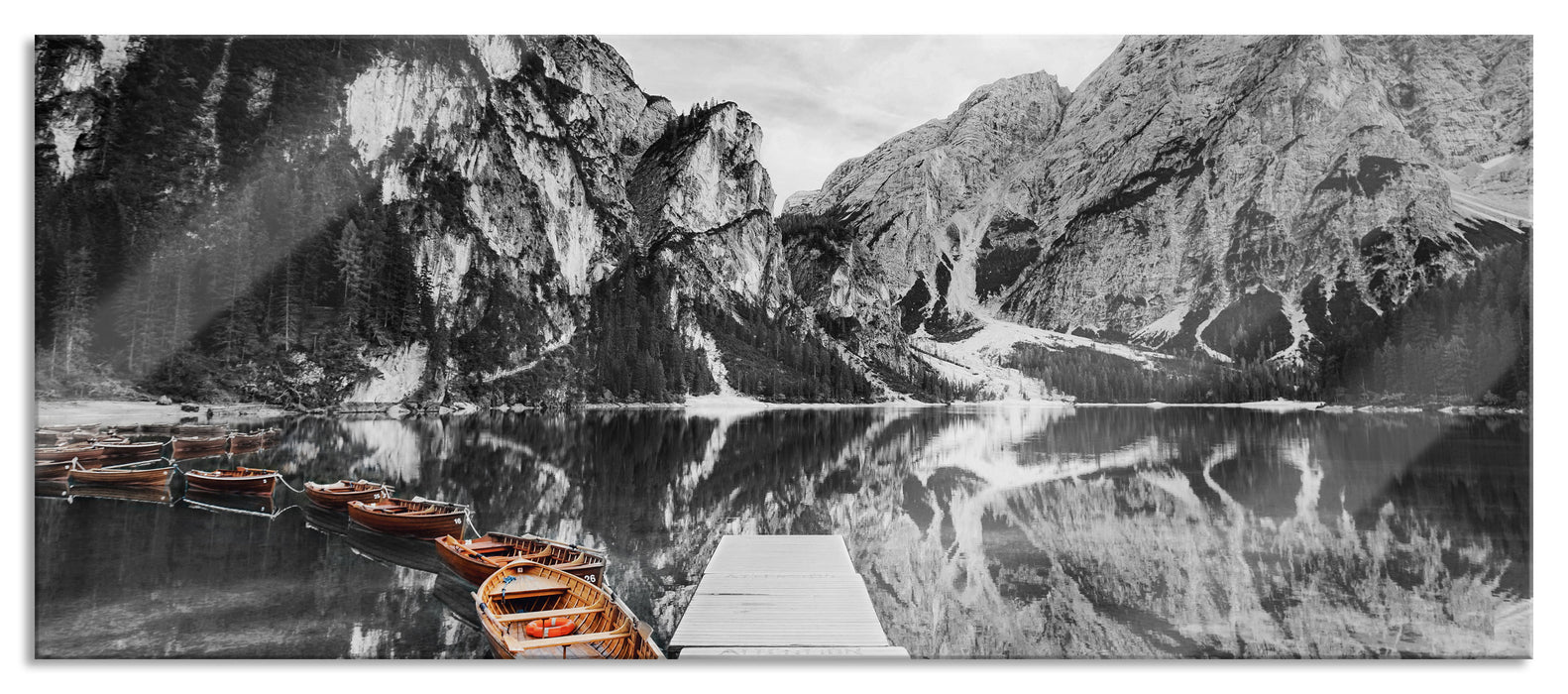 Pixxprint Bootsreihe am Steg des Pragser Wildsee B&W Detail, Glasbild Panorama