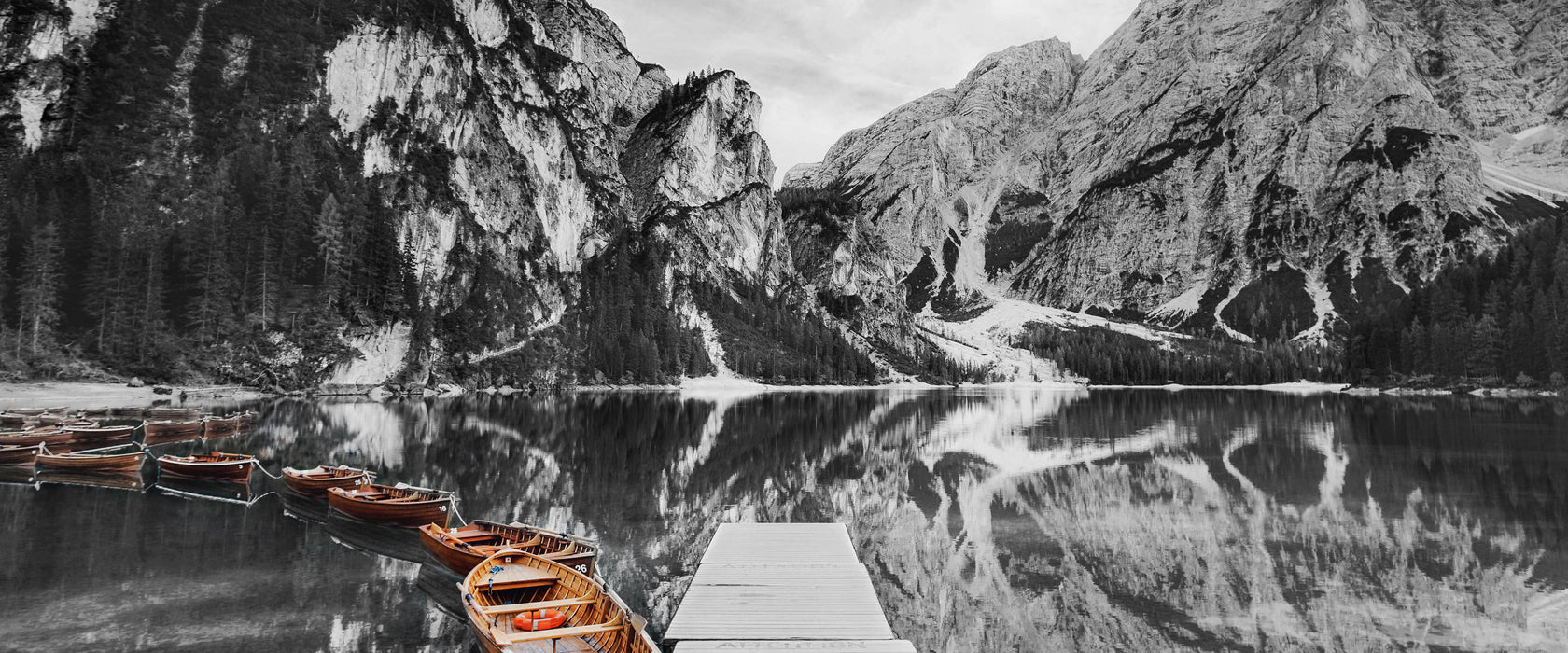 Bootsreihe am Steg des Pragser Wildsee B&W Detail, Glasbild Panorama