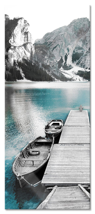 Pixxprint Bootssteg und Berge am Pragser Wildsee B&W Detail, Glasbild Panorama