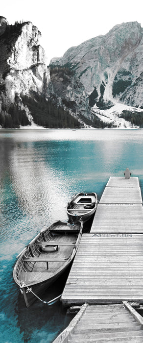 Bootssteg und Berge am Pragser Wildsee B&W Detail, Glasbild Panorama